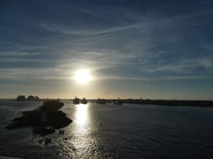 Nassau und Schiffe im Sonnenaufgang