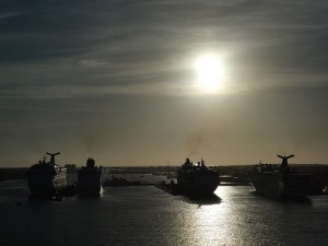 Nassau und Schiffe im Sonnenaufgang