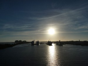 Nassau und Schiffe im Sonnenaufgang