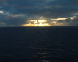 Sonnenuntergang durchs Fenster