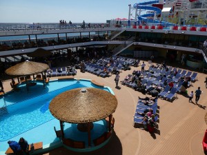 Pooldeck mit Resort Pool