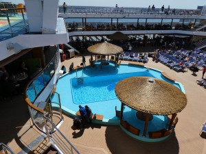 Pooldeck mit Resort Pool