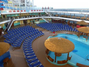 Poodeck mit Resort Pool