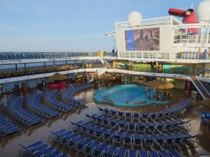 Poodeck mit Resort Pool
