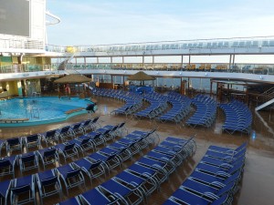 Pooldeck mit Resort Pool