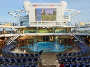 Pooldeck mit Resort Pool