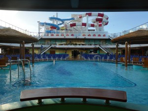 Pooldeck mit Resort Pool