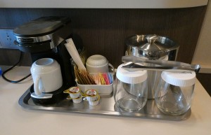 Kaffeemaschine, Eis, Gläser