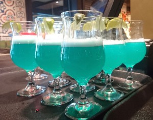schöne blaue Cocktails