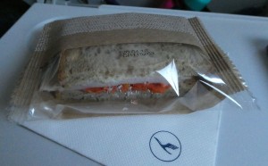 Sandwich mit Huhn, Käse und Karotte