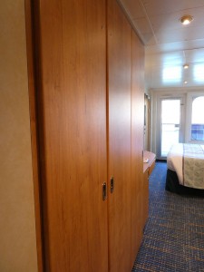 dreiflügliger Schrank