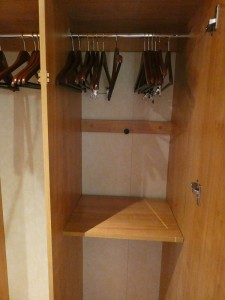 Schrankteil mit zwei Stangen bzw. abklappbarem Brett