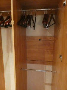 Schrankteil mit zwei Stangen bzw. abklappbarem Brett