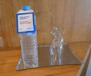 Gläser und Wasser