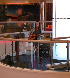 Musik mit Emma Jude im Atrium