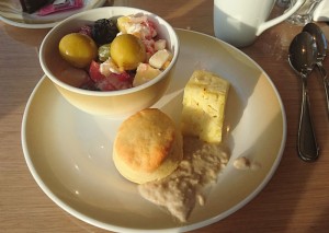 Frühstück im Windjammer mit Biscuit und Gravy