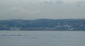 Blick zur Norwegian Star und der Symphony of the Seas