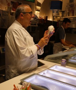 Sergio serviert Milch und Erdbeer Gelato