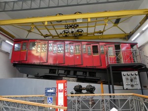 historischer Zug in der Bergstation Fuga