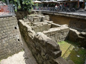 Reste griechischer Stadtmauern an der Piazza Bellini