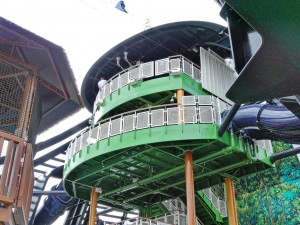 Einstieg Wasserrutschen und Zip-Line
