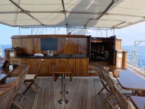 offener Sitzbereich mit Buffet