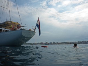 eine Runde ums Schiff schwimmen