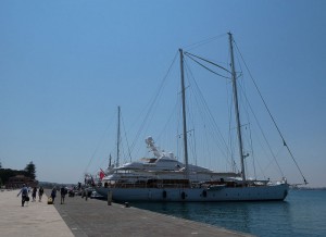 S.Y. Rhea im Hafen von Syrakus
