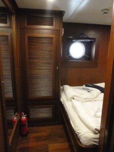 Spiegel und Schrank