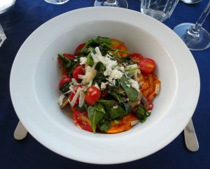 gefüllte Pasta mit Tomaten und Basilikum
