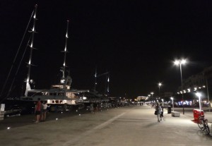 Uferpromenade bei Nacht