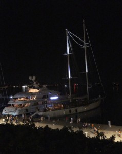 S.Y. Rhea bei Nacht
