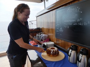 Sky schneidet den Kuchen an