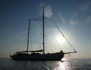 S.Y. Rhea vor Aci Trezza