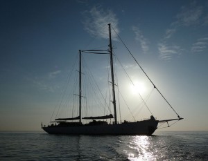 S.Y. Rhea vor Aci Trezza