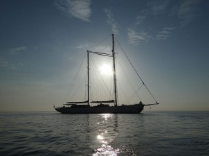 S.Y. Rhea vor Aci Trezza