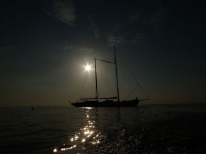 S.Y. Rhea vor Aci Trezza