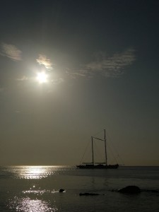 S.Y. Rhea vor Aci Trezza