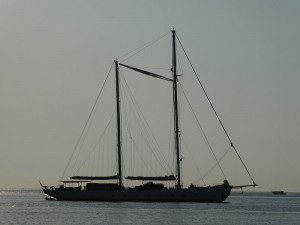 S.Y. Rhea vor Aci Trezza