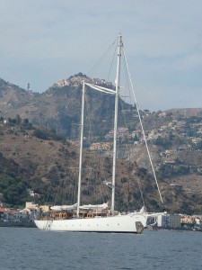 S.Y. Rhea vor Taormina