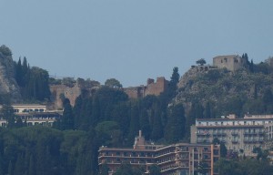 Blick hoch zum Theater