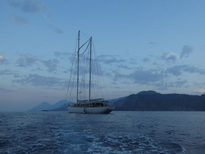 S.Y. Rhea vor Vulcano