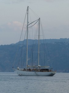 S.Y. Rhea vor Vulcano