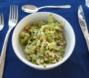 Gurke-Sellerie-Walnuss-Salat