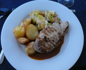 Schweinesteak mit Kartoffeln und Apfel-Lauch-Gemüse