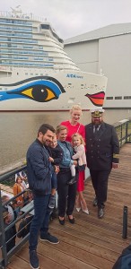 Kapitän und Tauffamilie Mirza mit Franziksa Knuppe