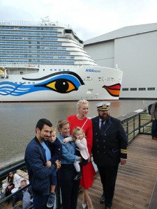 Kapitän und Tauffamilie Mirza mit Franziksa Knuppe