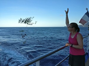 Übergabe des Blumenkranzes an das Meer