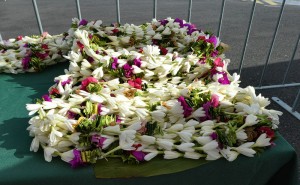 Blumenketten für die Passagiere