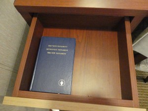 Schublade mit Bibel